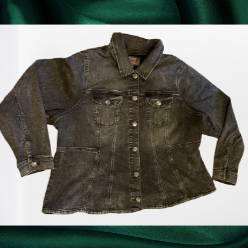 Torrid sz 4 stretch distressed gray Jean jacket 26/28 feelthefit